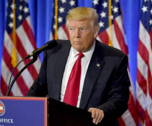 1. Justicia de EEUU frena tercer decreto migratorio de Trump. Este martes se emitió una orden que bloquea partes importantes de la última versión del decreto migratorio del presidente Donald Trump, sugiriendo que la legislación viola la ley de inmigración.